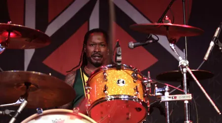 Ex-baterista dos Red Hot Chili Peppers encontrado morto em casa
