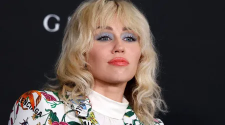 Miley Cyrus tem "esperança" que divórcio do pai resolva zanga familiar