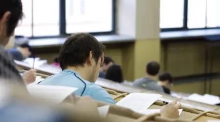 Bolsas de estudo só chegam "a muito pobres" impedindo muitos de estudar 