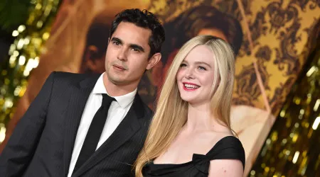 Elle Fanning namora com Max Minghell. Atores têm 13 anos de diferença