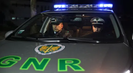 Casal rouba residência, embate contra carro da GNR e coloca-se em fuga