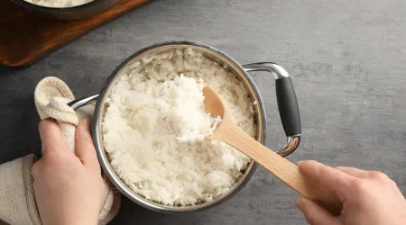 Truque para cozinhar arroz branco sem prejudicar a saúde. Fácil e eficaz!