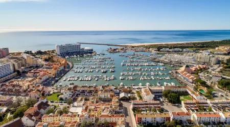 Pesado cai na ribeira que separa marina de Vilamoura da praia da Falésia