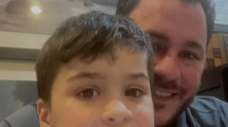 Encomendou quase mil euros em comida enquanto jogava no telemóvel do pai