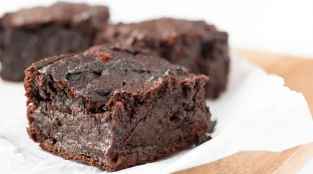 Receita de brownie saudável com três ingredientes. Desfaz-se na boca!