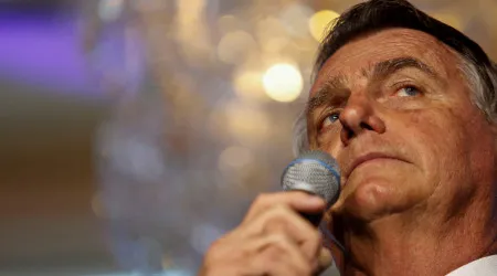 Bolsonaro mantém-se hospitalizado, mas está "lúcido" e "estabilizado"