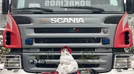 Mascote? Bombeiros de Famalicão fazem boneco de neve em serviço. Ora veja