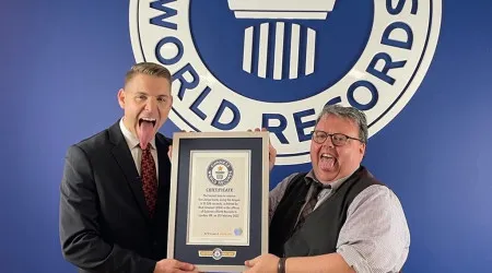 Homem com maior língua do mundo usa-a para bater outros recordes