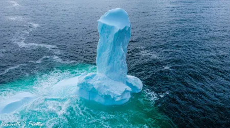 Iceberg em forma de pénis fotografado na costa do Canadá. Ora veja