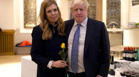 Nannygate. Ama despedida após ser vista a beber vinho com Boris Johnson?