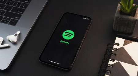 Spotify removeu podcasts que promoviam opioides ilegais
