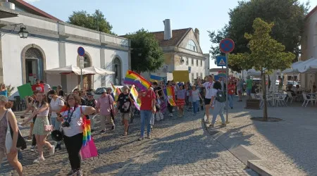 Um dia após atos de vandalismo, Évora sai à rua no 1.º Pride. As imagens