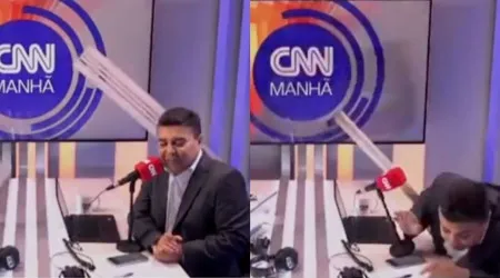 Insólito. Cenário de estúdio da CNN Brasil cai e atinge pivôs em direto