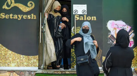 Talibãs dispersam protestos contra fecho de salões de beleza