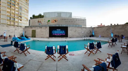 Quinta-feira é dia de ver séries na piscina do Sheraton Lisboa