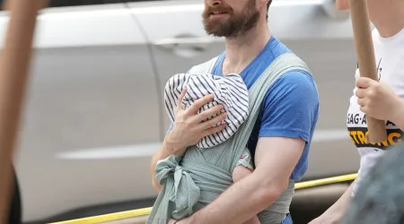 Daniel Radcliffe visto com o filho na cidade de Nova Iorque