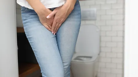 Mulher sofre de condição rara que a impede de urinar há seis anos