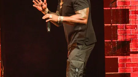 Furioso, 50 Cent atira microfone durante concerto e magoa fã
