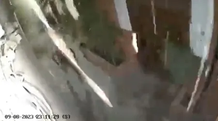 Homem escapa (por pouco) a destroços do sismo em Marrocos. Eis o momento