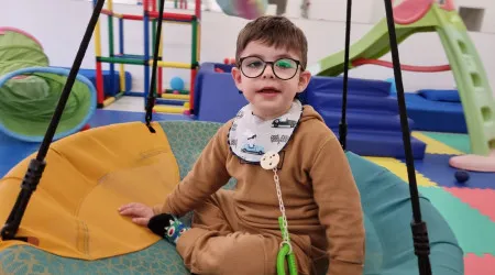 Aos 4 anos, João sofre de esclerose tuborose. Família pede ajuda