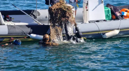 Polícia Marítima recolhe 100 quilos de lixo submerso na Barra de Tavira