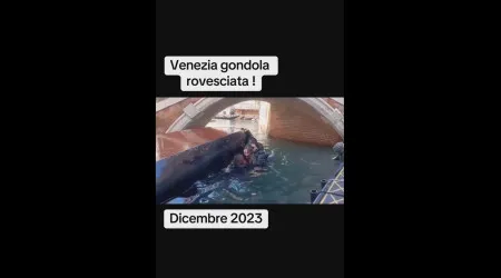 Veneza. Caem à água após recusarem parar de tirar fotografias em gôndola