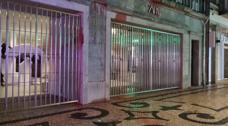 Após campanha polémica, Zara do Porto é pintada em ação de protesto