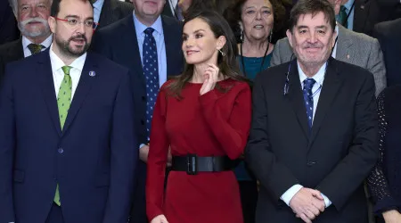 Letizia aposta na 'cor preferida', mas surpreende com escolha de calçado