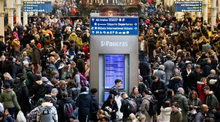 Passageiros (des)esperaram após água 'travar' Eurostar. As imagens