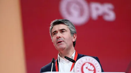 Habitações precárias? Líder do PS pede "humanismo" na resolução dos casos