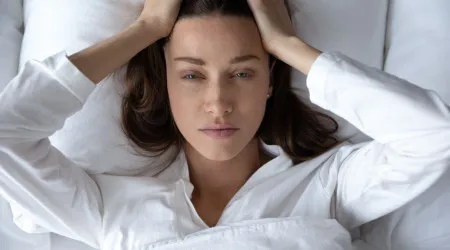 Conheça a melhor posição para dormir quando tem dores de cabeça fortes