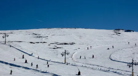 Neve fecha estrada que atravessa maciço central da Serra da Estrela