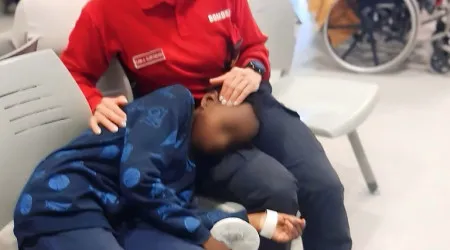 "Estamos sempre presentes". Bombeira conforta menino à espera em hospital