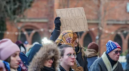 Médica perseguida por ativistas por fazer abortos legais na Polónia