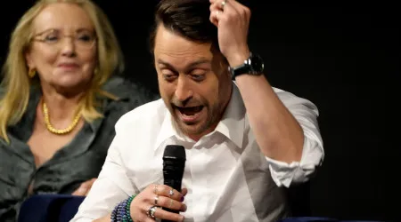 J. Smith-Cameron conta que atirou bebida a Kieran Culkin em 'Succession'