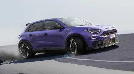 Abarth 600e é revelado com 240 cv de potência