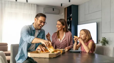 Há uma forma correta de comer pizza? Especialista em etiqueta diz que sim