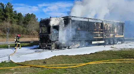 Camião destruído na sequência de incêndio em área de serviço da A4