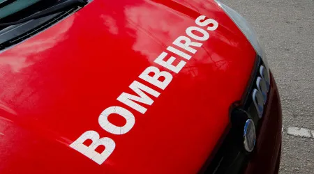 Dois bombeiros feridos em incêndio em imóvel devoluto no Estoril