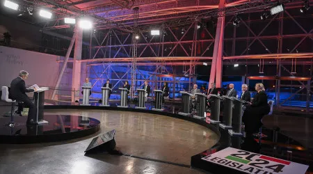 Doze partidos históricos e recentes debatem hoje propostas para o país
