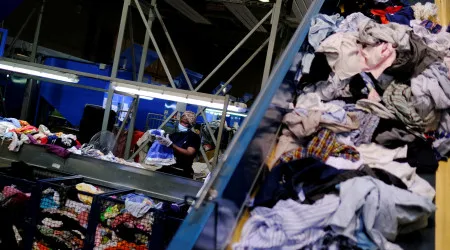 Empresas de reciclagem têxtil antecipam problemas devido à 'fast fashion'