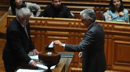 Aguiar-Branco contra perda automática de direitos em virtude de uma pena