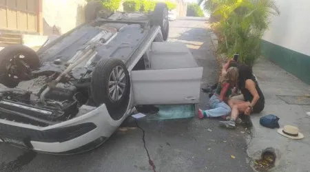 Mulheres posam para selfie após sofrerem aparatoso acidente no México