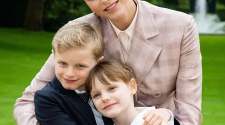 Que amor! Charlene do Mónaco posa com os filhos, Jacques e Gabriella