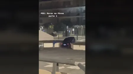 Condutor sobe escadas com carro na Póvoa de Varzim. Momento foi filmado