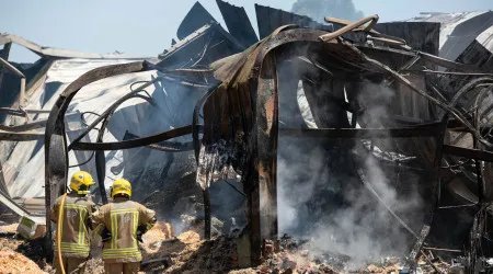 As imagens do incêndio que destruiu uma fábrica de madeiras em Pegões