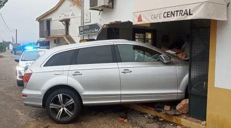 Carro despista-se e entra em café em Tomar. Há um ferido