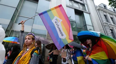 Centenas participam na 1.ª marcha gay em Kyiv desde o início da guerra