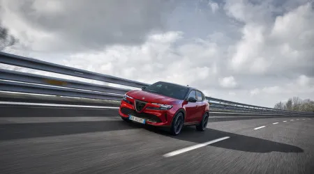 Só elétricos? Alfa Romeo dá passo atrás e mantém motores a gasolina