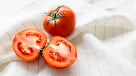 Não devia guardar tomates no frigorífico. Saiba porquê 